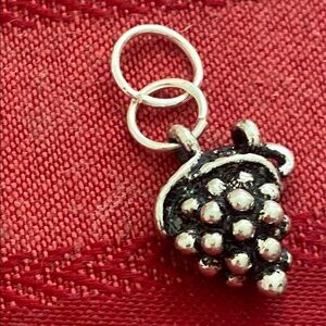 5/$10❤️❤️❤️Vintage 80s Tibetan Silver Grapes Charm Pendant